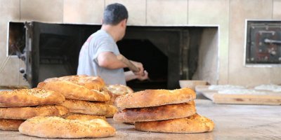 270 derecede çalışan fırının başında oruç tutuyorlar