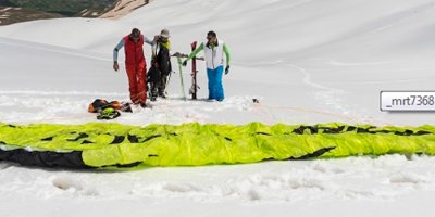 Hakkari'de kayaklı yamaç paraşütü yaptılar
