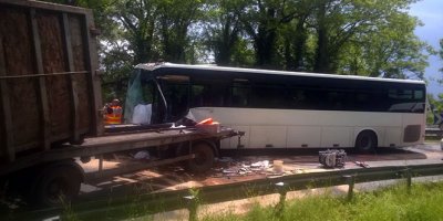 Otobüs ve kamyon çarpıştı: 17 yaralı