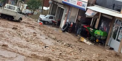 Yağmur suları çatılardan şelale gibi aktı