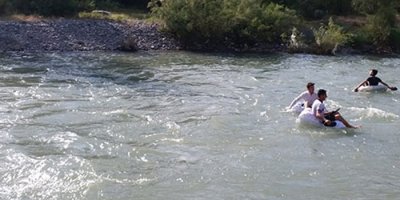 Kato Dağı eteklerinde pet şişeli rafting