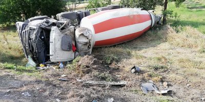 Beton mikseri devrildi: 2 yaralı!