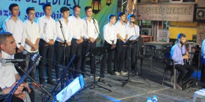 Hakkari ilahi grubu şenliklere renk kattı