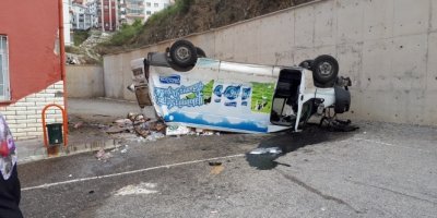 Minibüs okulun bahçesine uçtu