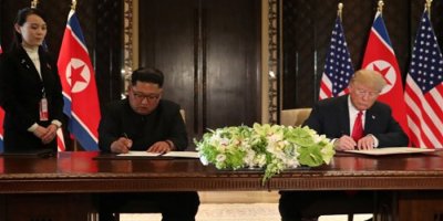 Trump ile Kim Jong-un'dan imza