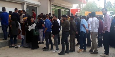 Yüksekova'da ATM'lerde Bayram Yoğunluğu