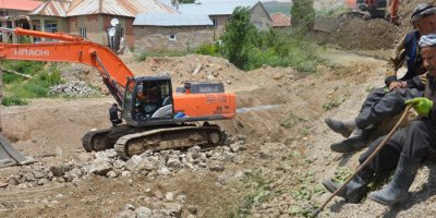 Yüksekova'da dere ıslah çalışmaları sürüyor