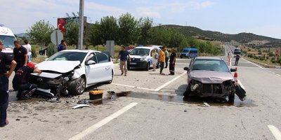 3 araç birbirine girdi: 8 yaralı