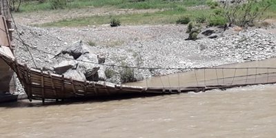 Hakkari'de asma köprü yıkıldı!