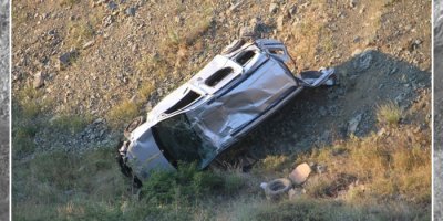 Hafif ticari araç uçuruma yuvarladı: 5 yaralı