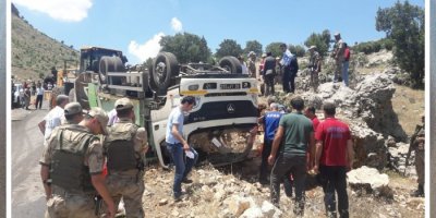 Çöp kamyonunun takla attı: 2 ölü,1 yaralı