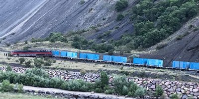 Heyelan treni raydan çıkardı