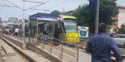 10 yaşındaki çocuğun ayağı tramvayın altına sıkıştı