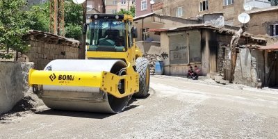 Hakkari’de yol asfaltlama çalışması