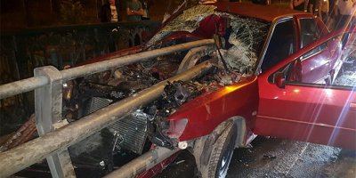 Otomobile ok gibi saplandı: 2 yaralı