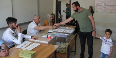 Hakkari'de oy kullanmaya başladı
