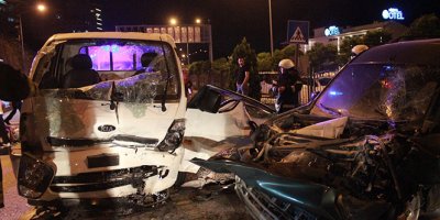 Kamyonet ve otomobil kafa kafaya çarpıştı: 3 yaralı