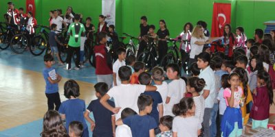 Yüksekova'da tenis kortu açıldı, sporculara malzeme dağıtıldı