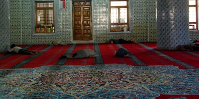 Sıcaktan bulanan vatandaşlar camilerde serinliyor