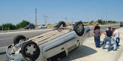 Taklalar atan araçtan sağ çıktılar