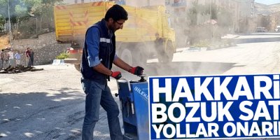 Hakkari’de bozuk satıhlı yollar onarılıyor