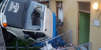 Yokuş aşağı kayan kamyonet eve girdi: 10 yaralı