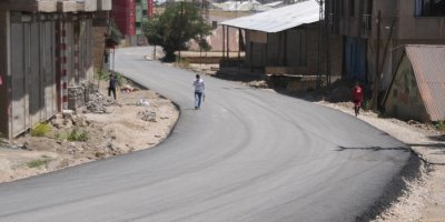 Yol asfaltlama çalışması devam ediyor