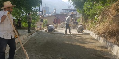 Şemdinli’de kilitli parke taşı çalışması