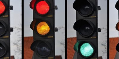 Kırmızı ışıkta geçen sürücüye emsal ceza