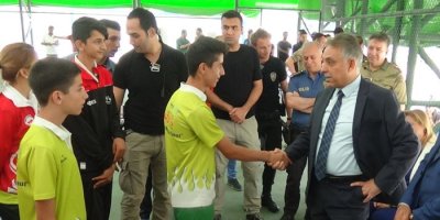 Hakkari’de 250 sporcuya malzemesi desteği