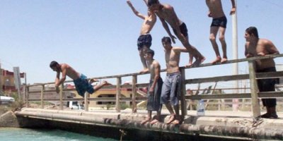 Şanlıurfa’da çocukların tehlikeli serinlemesi
