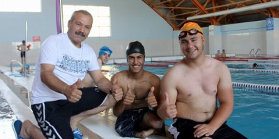 Engelliler yüzmeyi eğlenerek öğreniyor