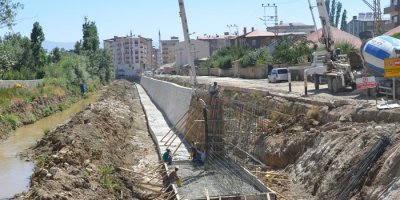 Yüksekova'da dere ıslah çalışmaları sürüyor