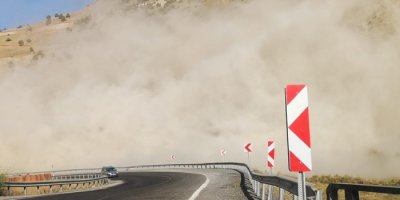 Hakkari yolunda toprak kayması