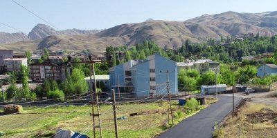 Hakkari’de yol asfaltlama çalışması