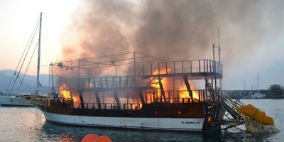 Mersin’de tur teknesi alev alev yandı