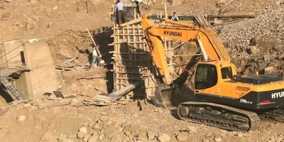 Sele kapılan asma köprüler yenileniyor