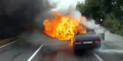 Seyir halindeki otomobil alev alev yandı
