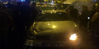 Çarpıp kaçan aracı düşen plakası ele verdi