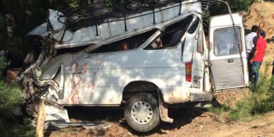 Düğünden dönen minibüs devrildi: 2 ölü