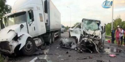 Düğün minibüsü kaza yaptı: 13 ölü, 4 yaralı