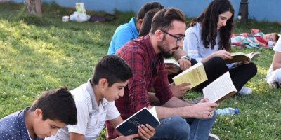 Yüksekovalı gençlerden parkta kitap okuma etkinliği