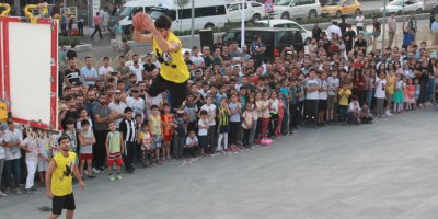 ‘Karizma Show’ ekibi Hakkari’de