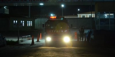 Cezaevinde mahkumlar gardiyanı rehin aldı