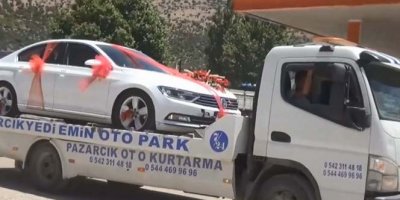 Gelin ve damadı düğün salonuna çekiciyle götürdüler