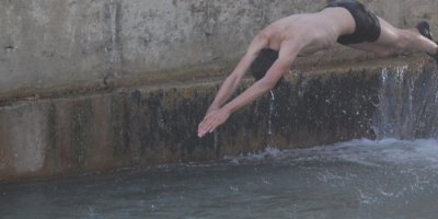 Yüksekovalı gençler Köprücük deresinde serinliyor