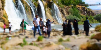 Serinlemek isteyenler şelaleye akın ediyor