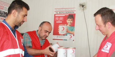 Kızılay Hakkari’de konserve dağıttı