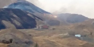 Hakkari’de anız yangını korkuttu