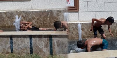 Sıcaktan bunalan çocuklar süs havuzunda serinledi